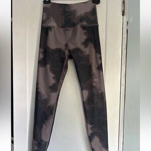 Beyond Yoga Brown Patterned Leggings